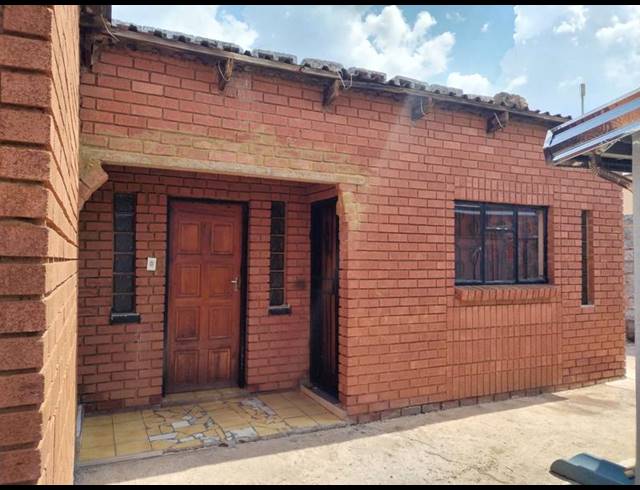 1 BEDROOM HOUSE FOR SALE IN MOLAPO